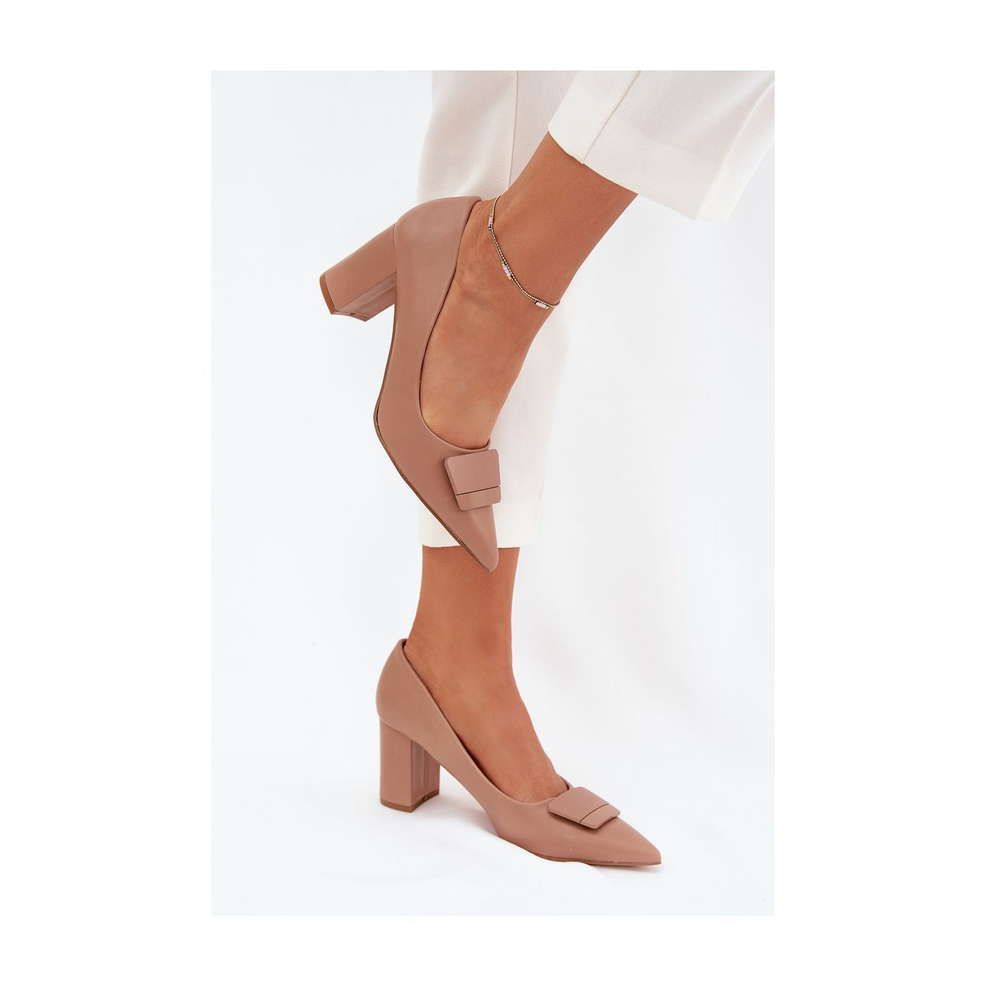 Escarpins à talons hauts de couleur beige avec boucle décorative