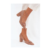 Escarpins à talons hauts de couleur beige avec boucle décorative