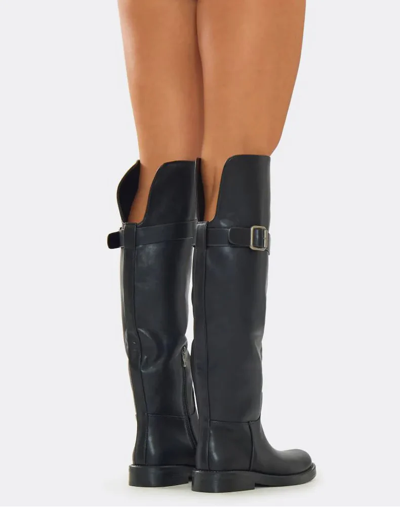 Bottes noires plates avec sangle décorative argentée