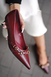 élégantes escarpins avec talon biseauté et détails de boucles dorées