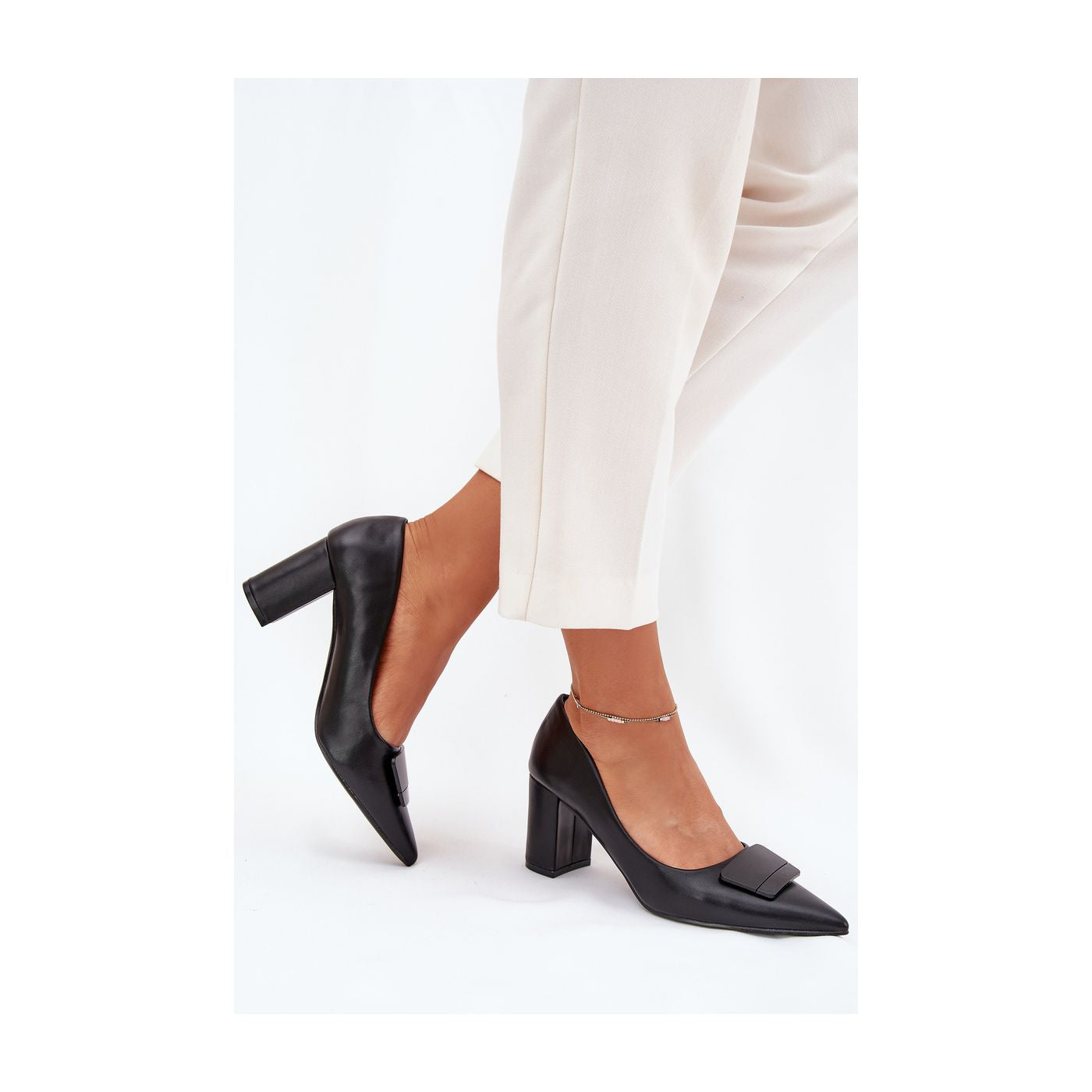 Escarpins à talons hauts de couleur beige avec boucle décorative