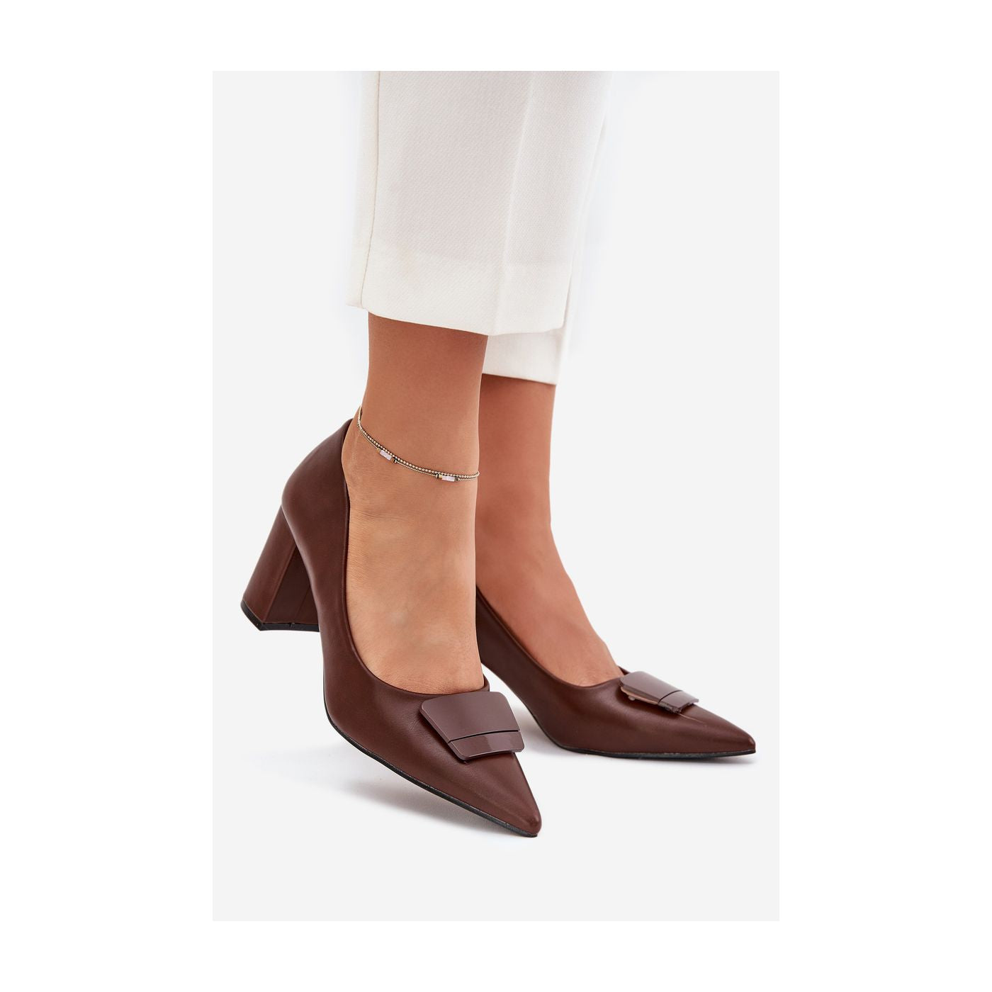 Escarpins à talons hauts de couleur beige avec boucle décorative