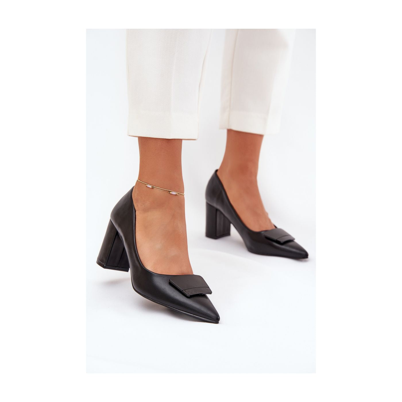 Escarpins à talons hauts de couleur beige avec boucle décorative