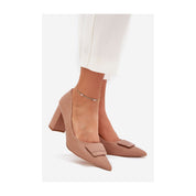 Escarpins à talons hauts de couleur beige avec boucle décorative