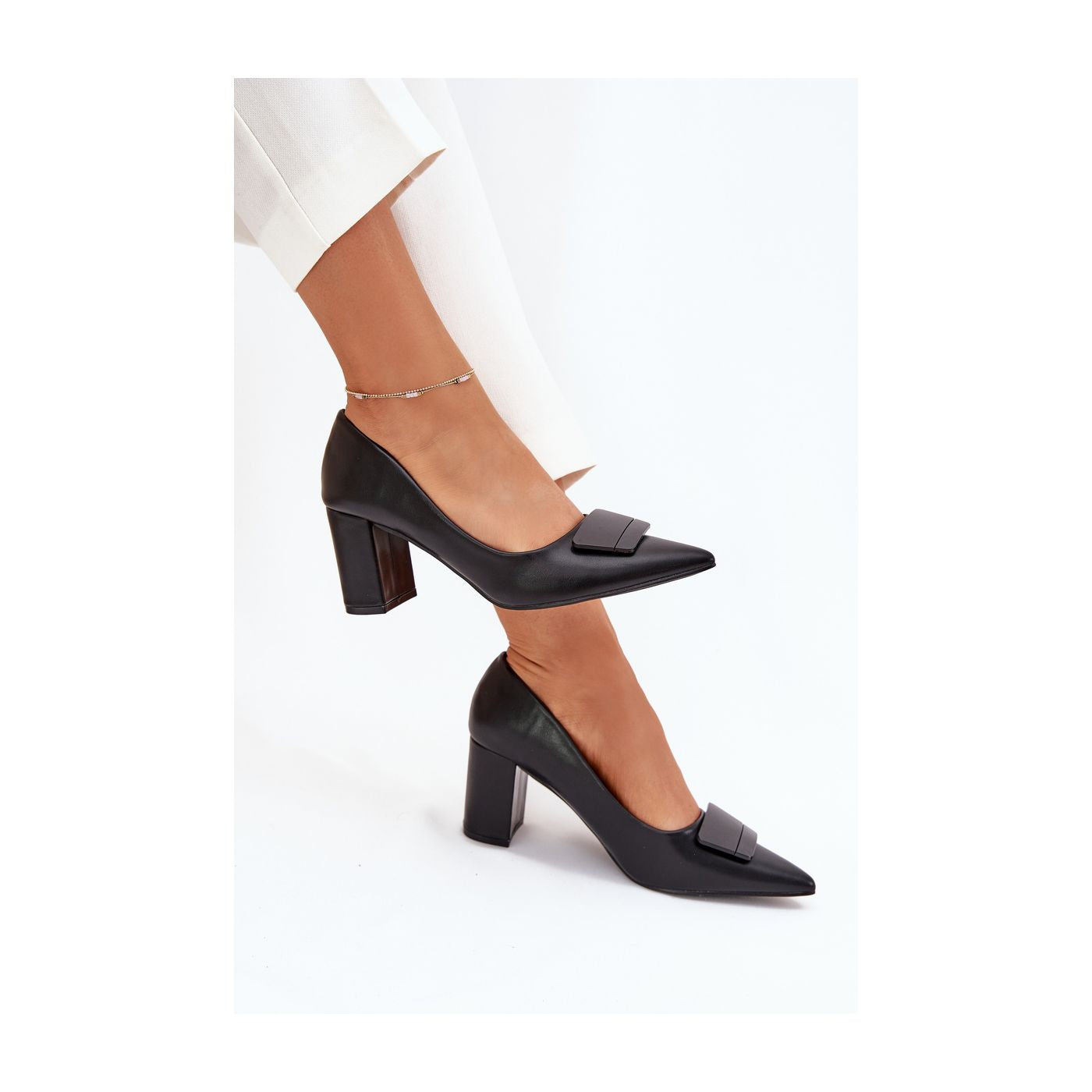 Escarpins à talons hauts de couleur beige avec boucle décorative