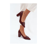 Escarpins à talons hauts de couleur beige avec boucle décorative