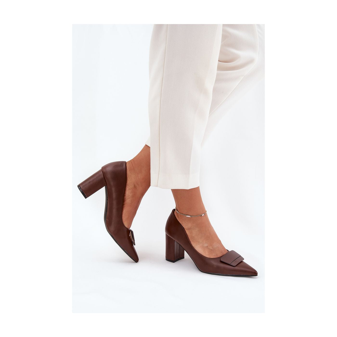 Escarpins à talons hauts de couleur beige avec boucle décorative