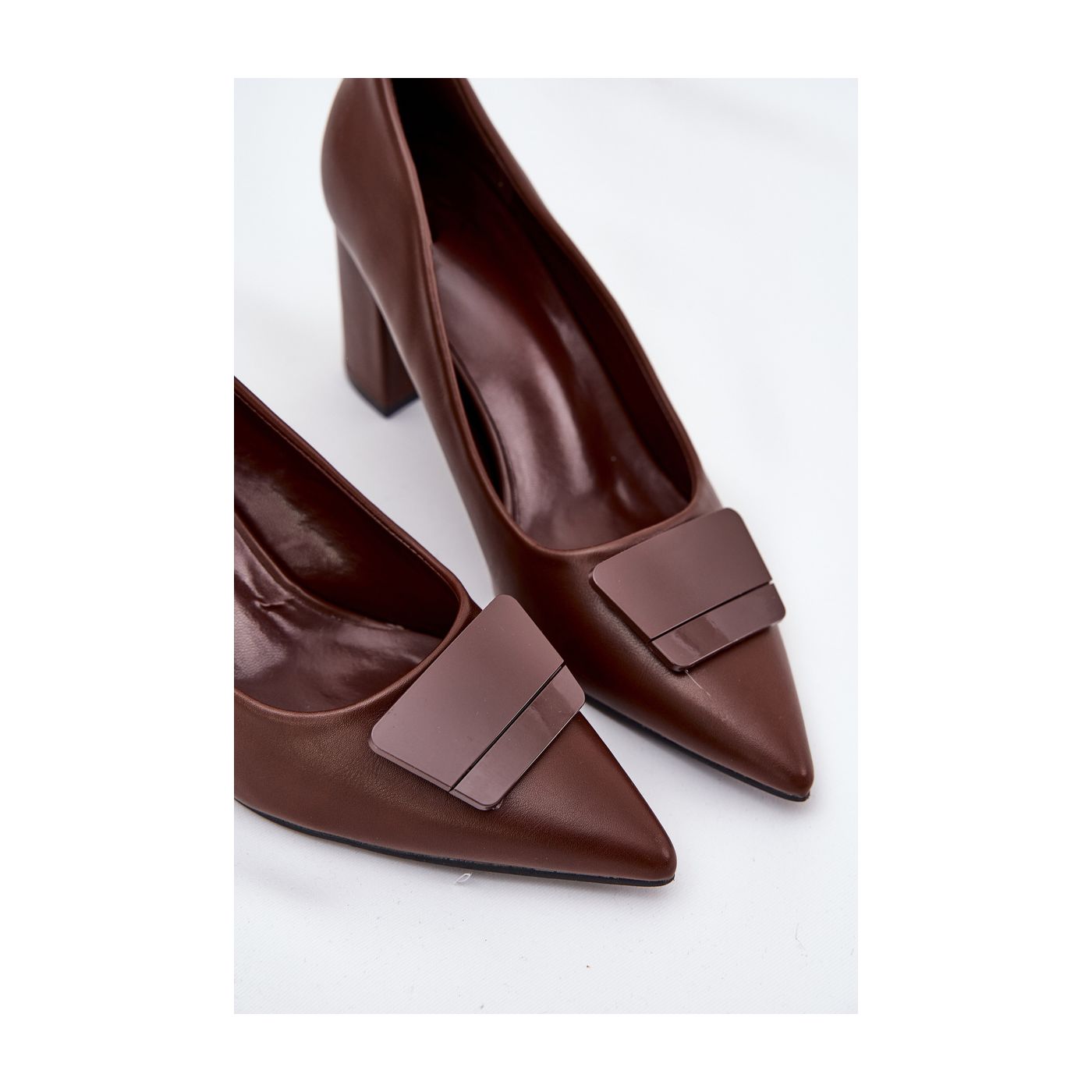 Escarpins à talons hauts de couleur beige avec boucle décorative