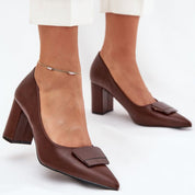 Escarpins à talons hauts de couleur beige avec boucle décorative