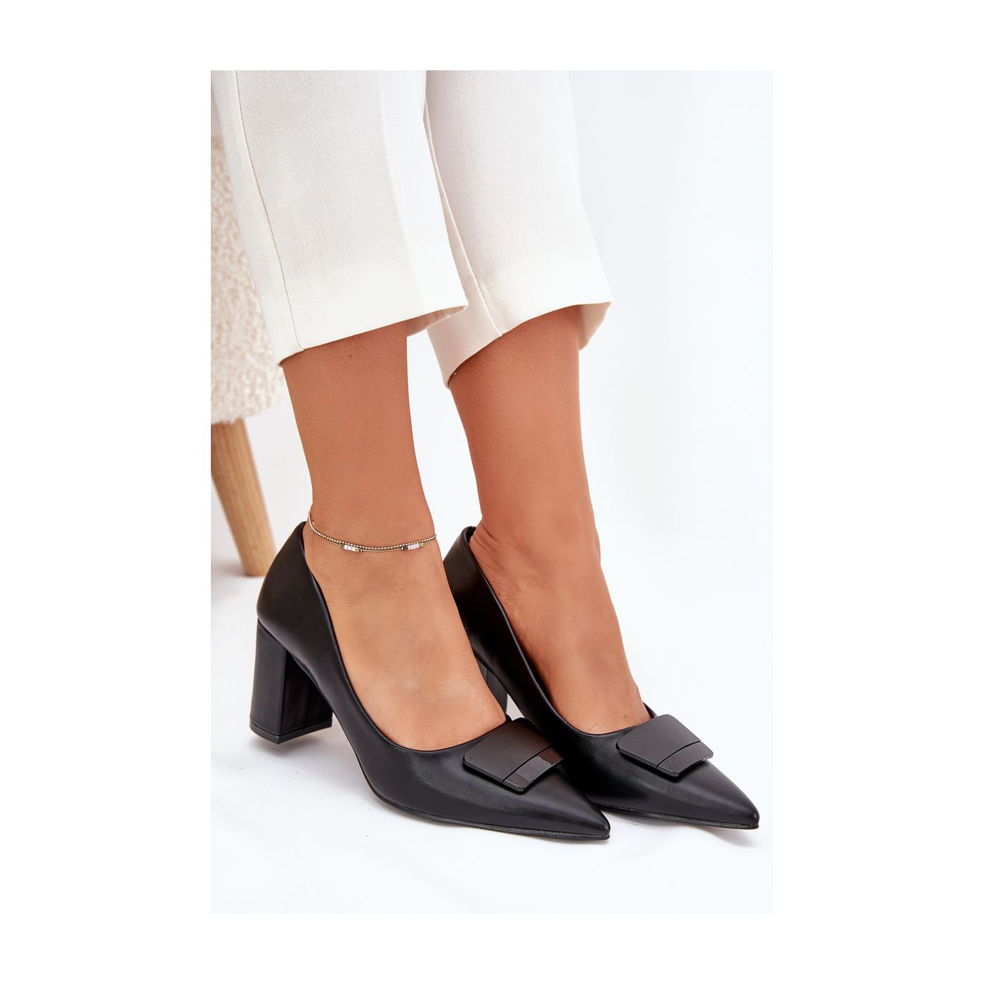 Escarpins à talons hauts de couleur beige avec boucle décorative