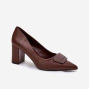 Escarpins à talons hauts de couleur beige avec boucle décorative