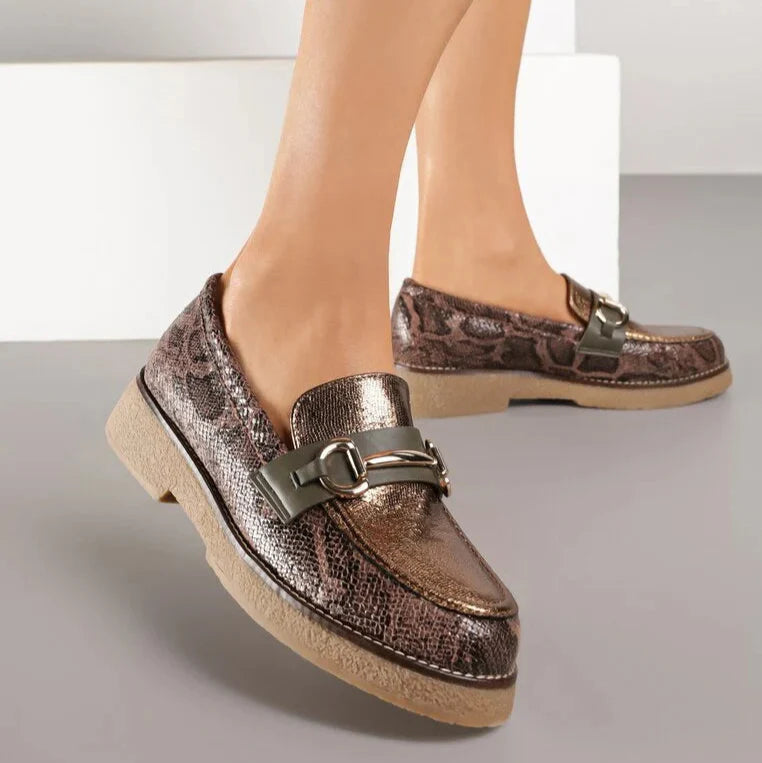 Mocassins décorés d'une tige en relief et d'une boucle