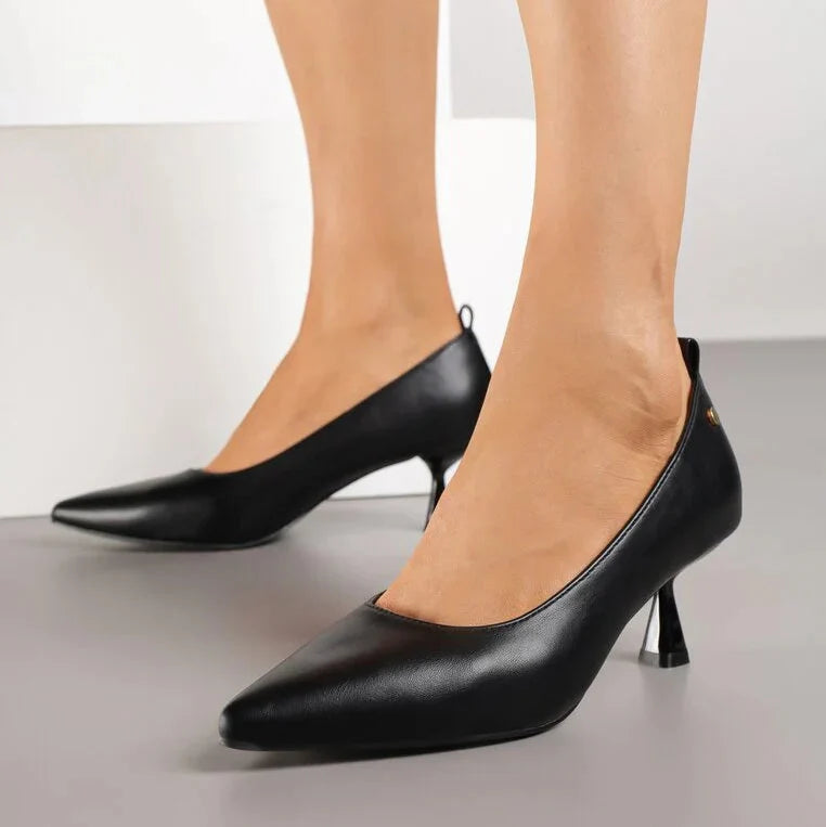 Escarpins noirs à talon canard dans un style Lanivre classique