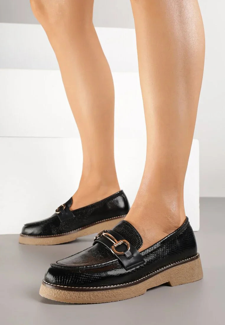 Mocassins décorés d'une tige en relief et d'une boucle