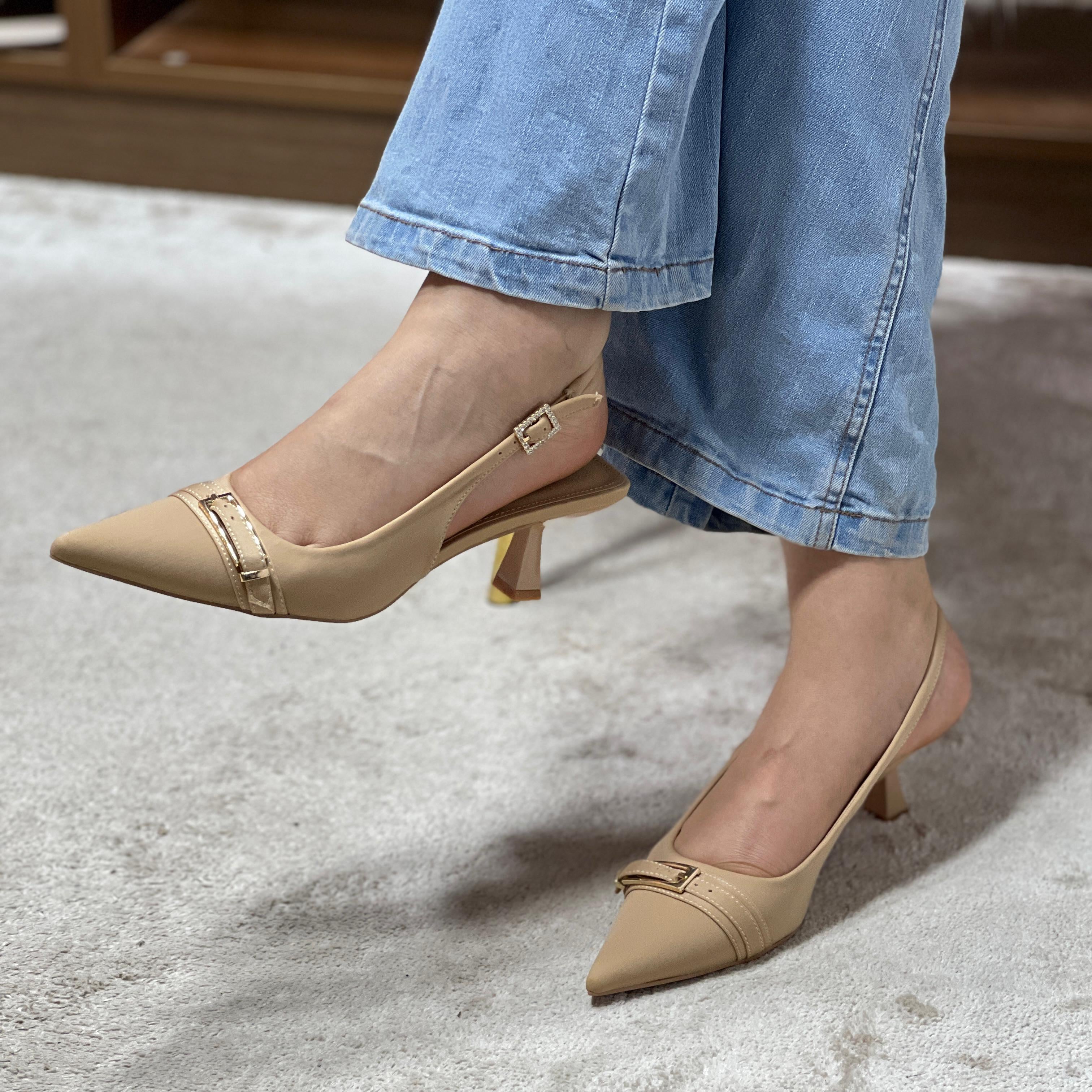 Escarpins Slingback Noirs à Bout Pointu et Boucle Dorée