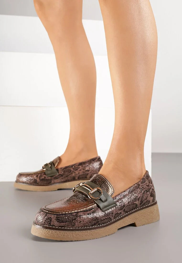 Mocassins décorés d'une tige en relief et d'une boucle