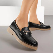 Mocassins décorés d'une tige en relief et d'une boucle