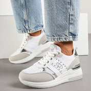 Baskets compensées dissimulées en dentelle