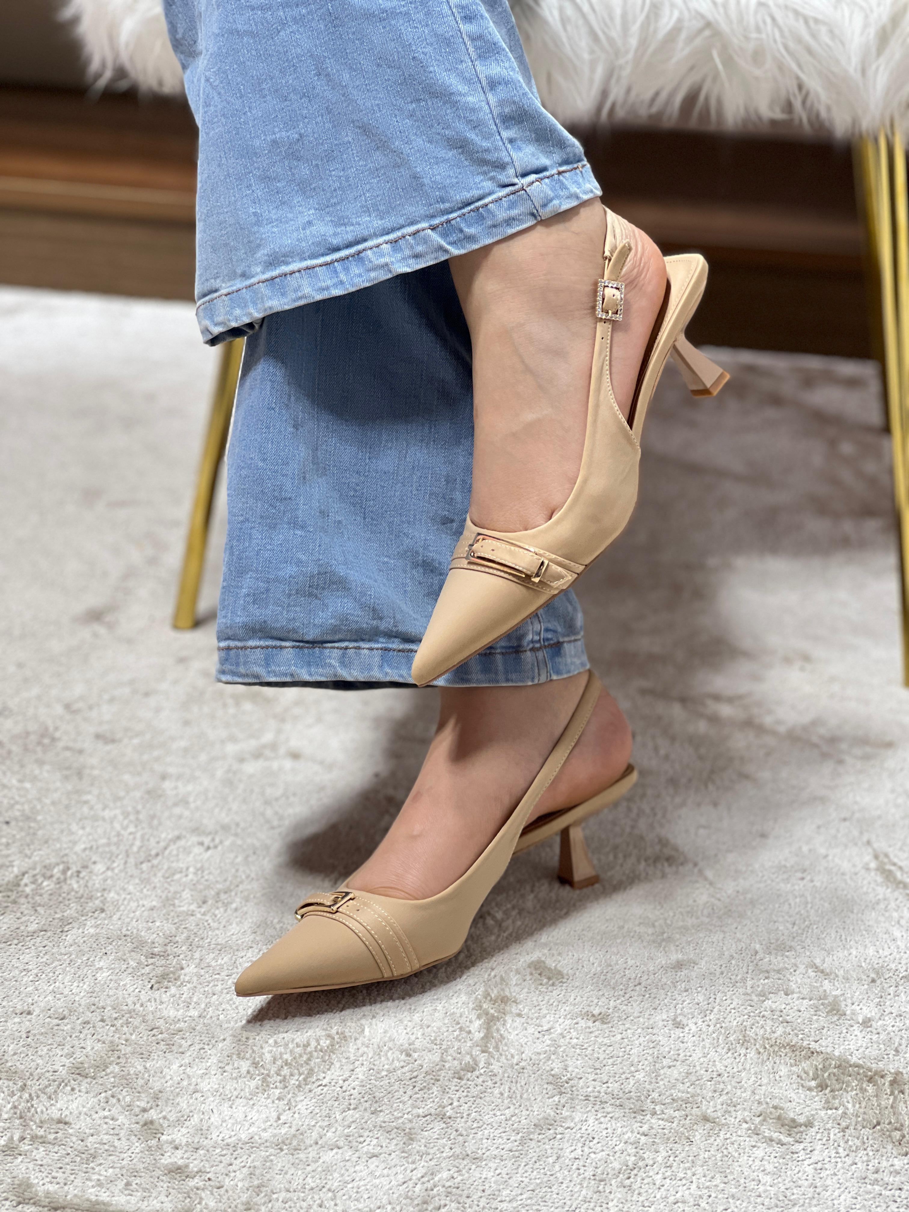 Escarpins Slingback Noirs à Bout Pointu et Boucle Dorée