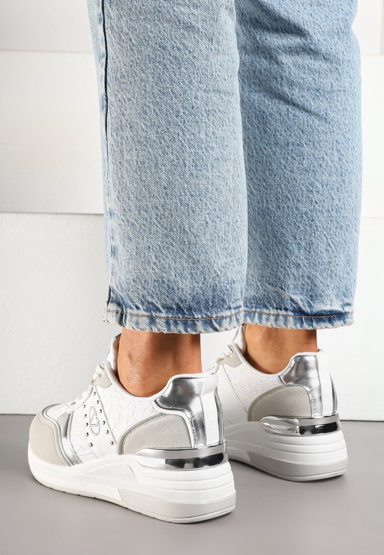 Baskets compensées dissimulées en dentelle