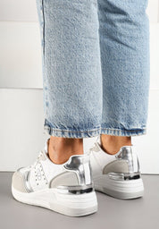 Baskets compensées dissimulées en dentelle