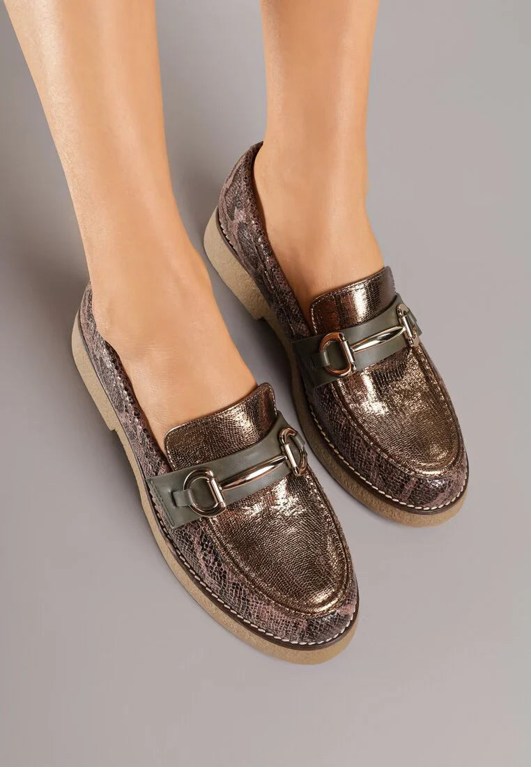 Mocassins décorés d'une tige en relief et d'une boucle