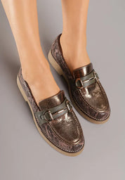 Mocassins décorés d'une tige en relief et d'une boucle