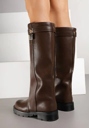 Bottes marron à tige droite et appliqué métallique