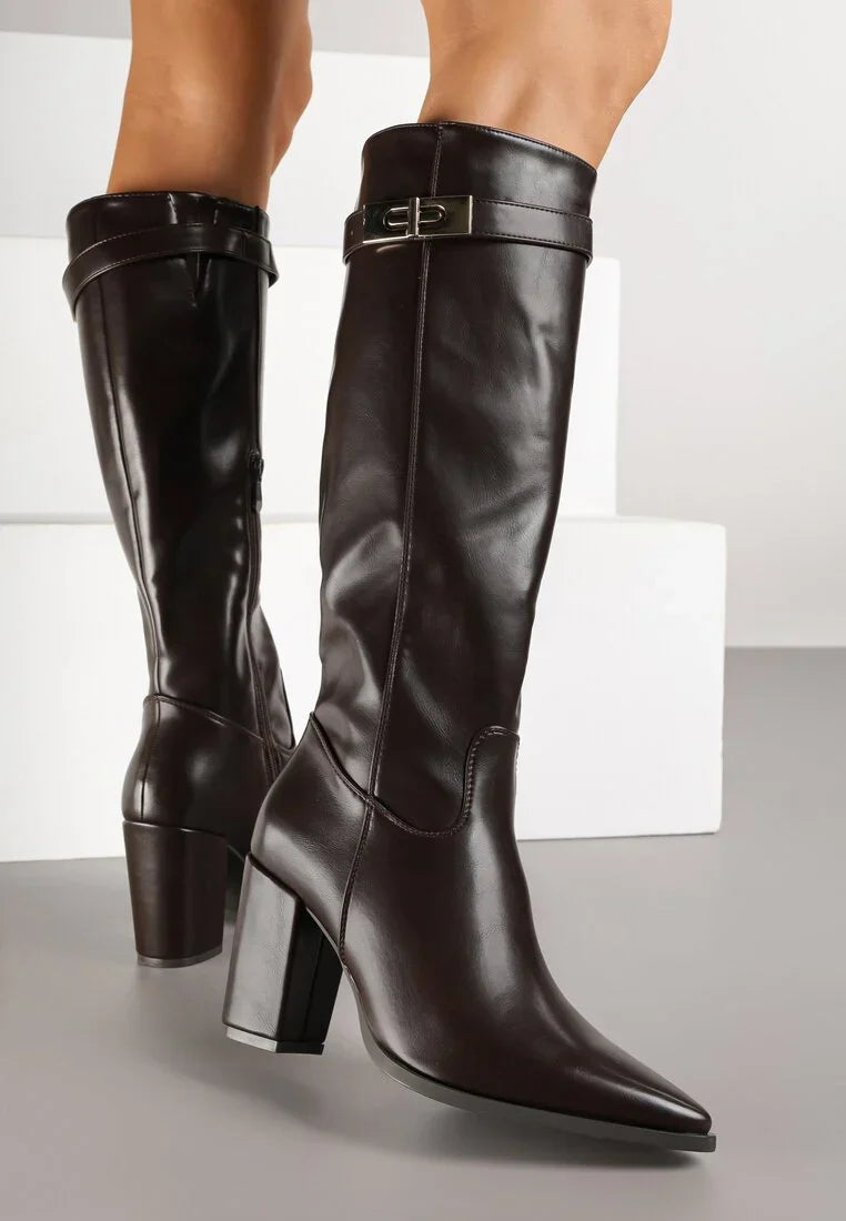 Bottes à talons hauts décorées d'appliqués