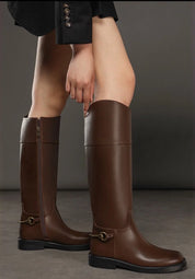 Bottes avec décoration en métal