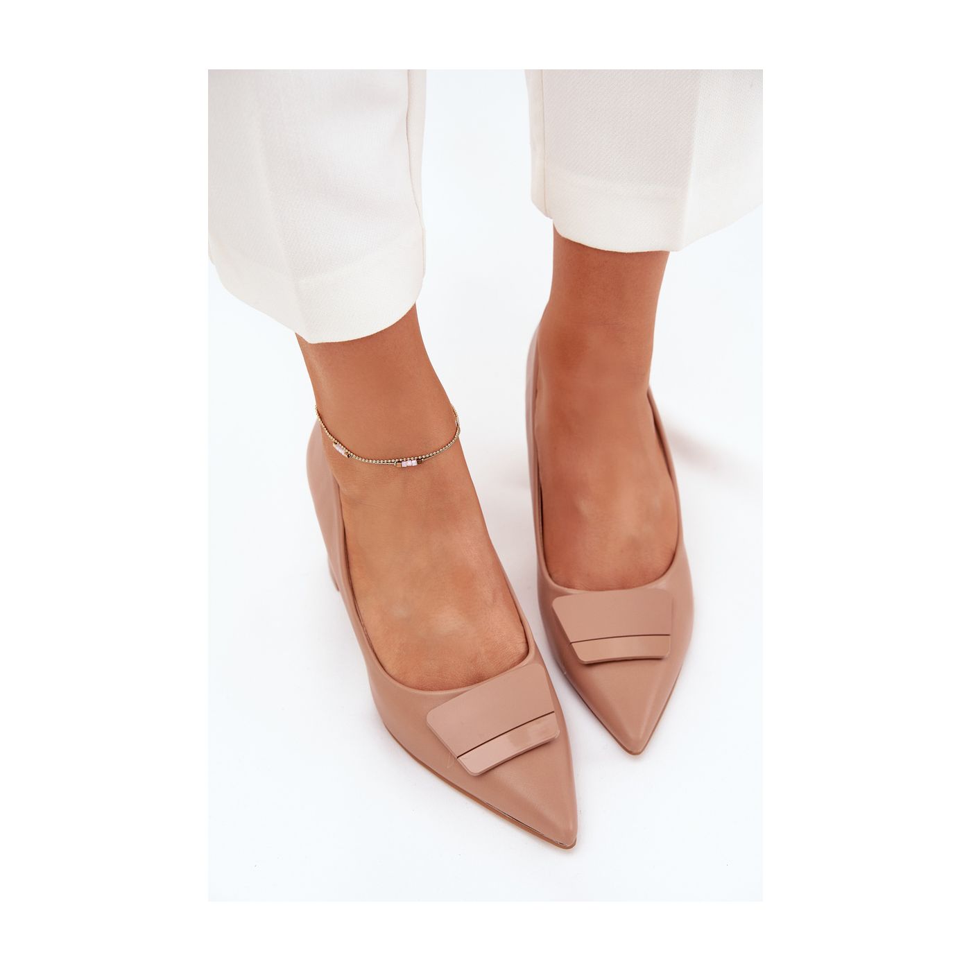 Escarpins à talons hauts de couleur beige avec boucle décorative