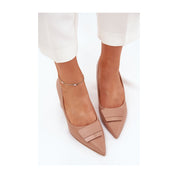 Escarpins à talons hauts de couleur beige avec boucle décorative