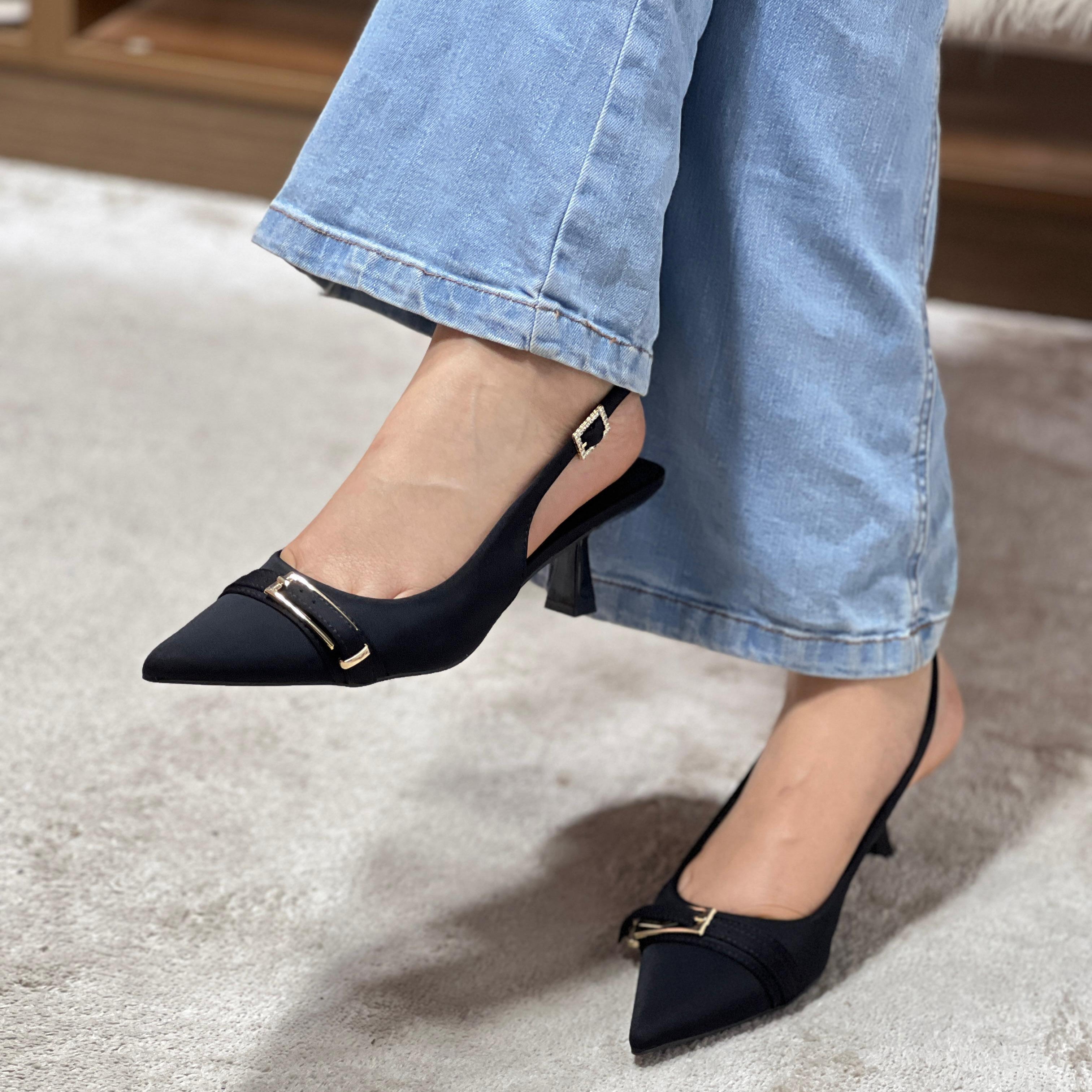 Escarpins Slingback Noirs à Bout Pointu et Boucle Dorée