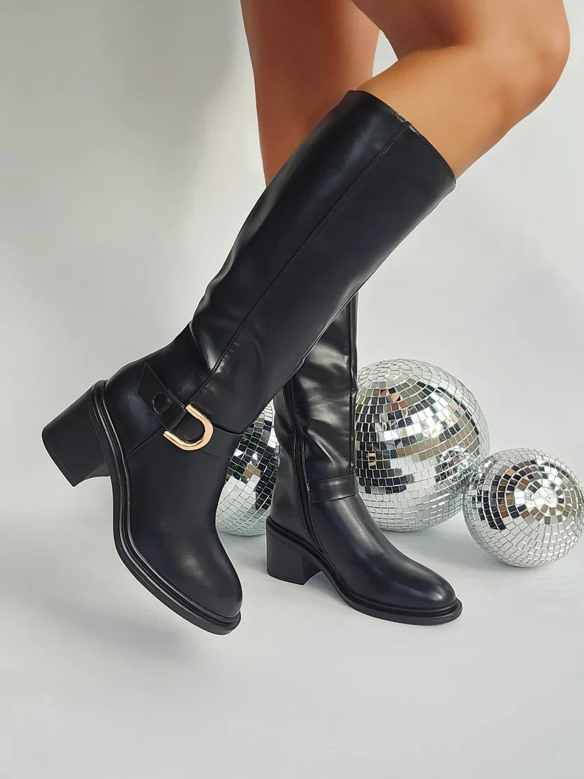 Bottes noires à talons hauts avec bride à boucle