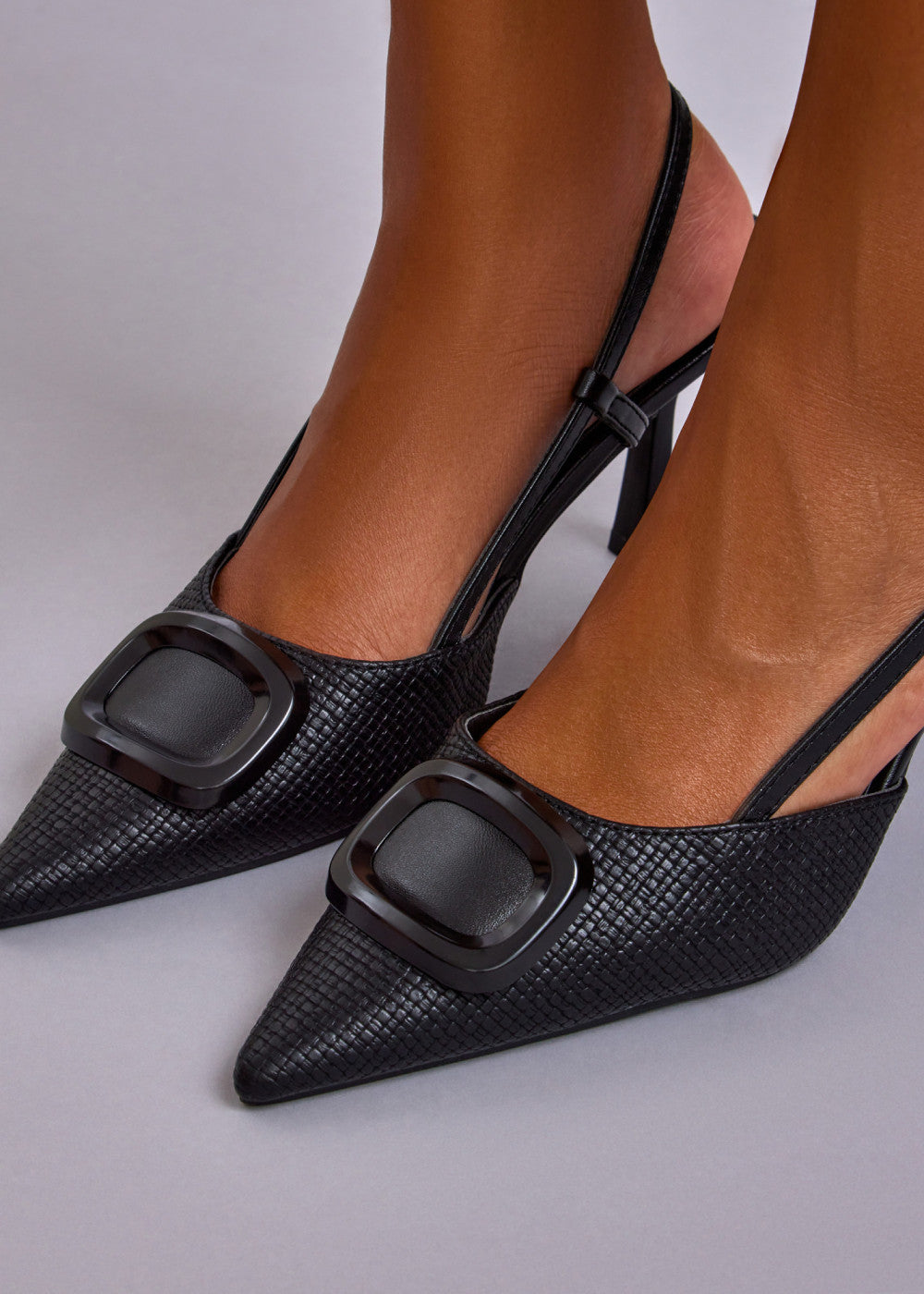 Escarpins bleus texturés à bride arrière avec boucle