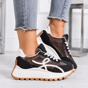 Baskets dorées avec détails marron et semelle épaisse