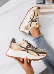 Baskets dorées avec détails marron et semelle épaisse