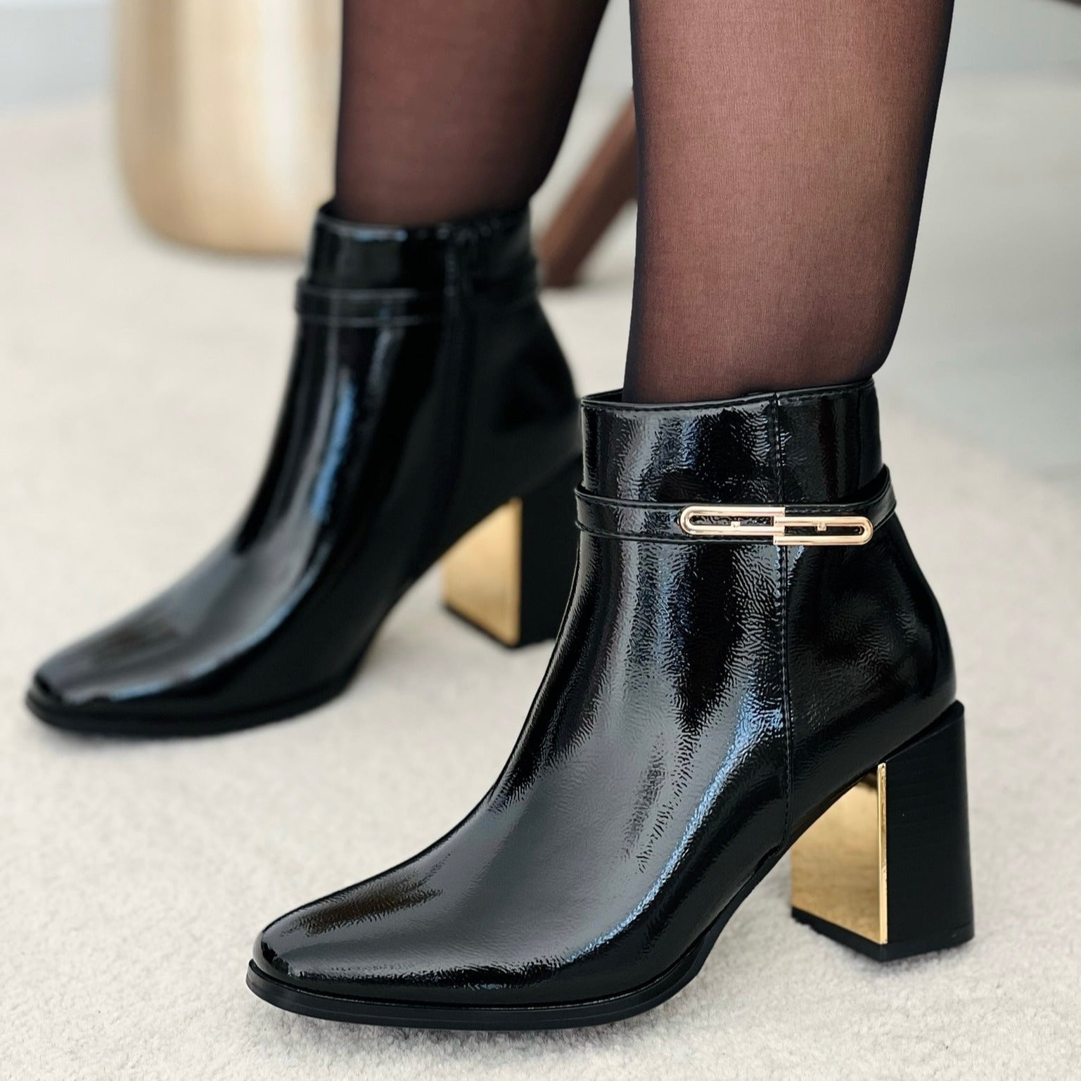 Demi botte en synthétique avec bride métallique doré