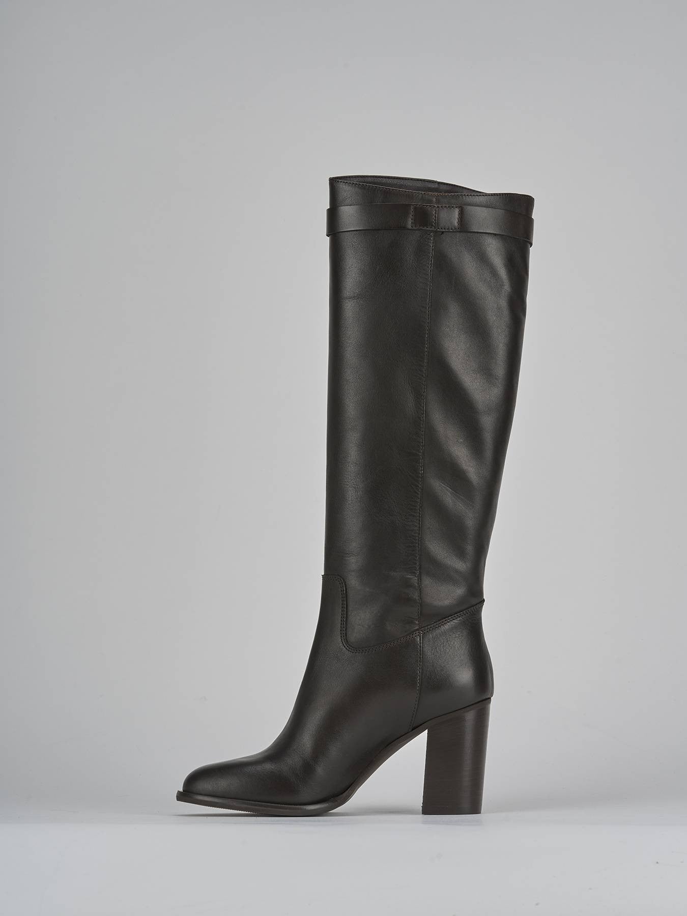 Bottes à talons hauts décorées d'appliqués