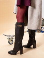 Bottes à talons hauts décorées d'appliqués