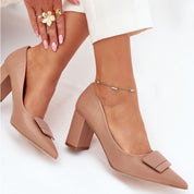 Escarpins à talons hauts de couleur beige avec boucle décorative