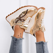 Baskets dorées avec détails marron et semelle épaisse