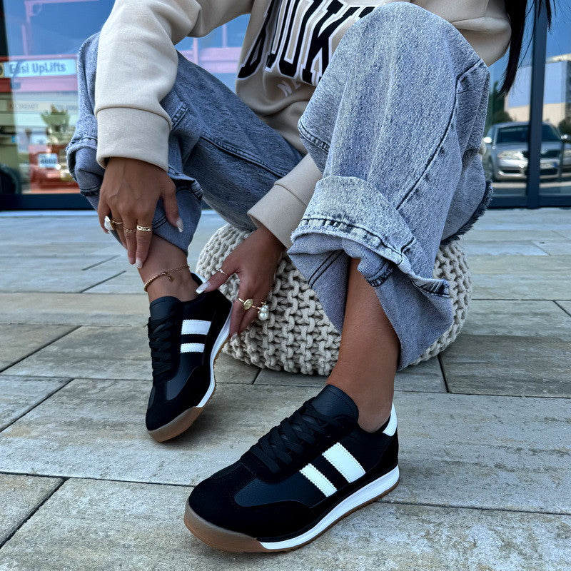 Baskets basiques avec une combinaison de matières