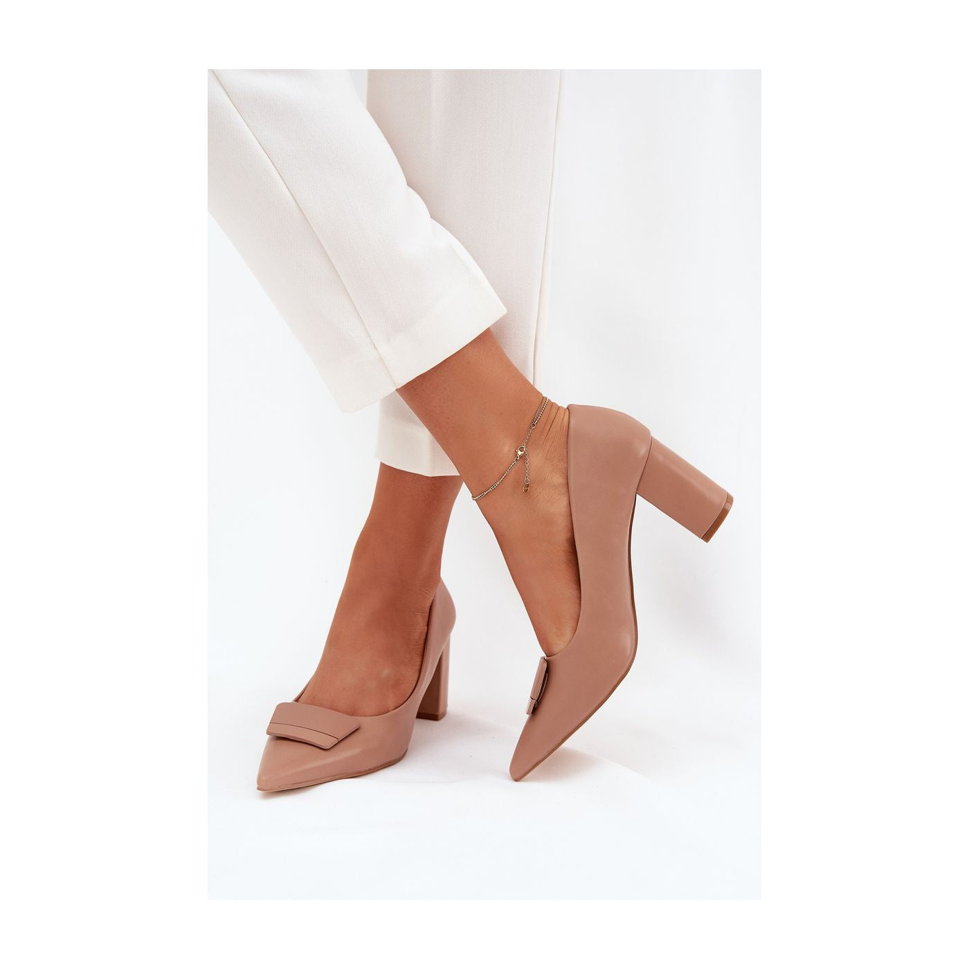 Escarpins à talons hauts de couleur beige avec boucle décorative