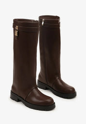 Bottes marron à tige droite et appliqué métallique