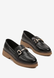 Mocassins décorés d'une tige en relief et d'une boucle