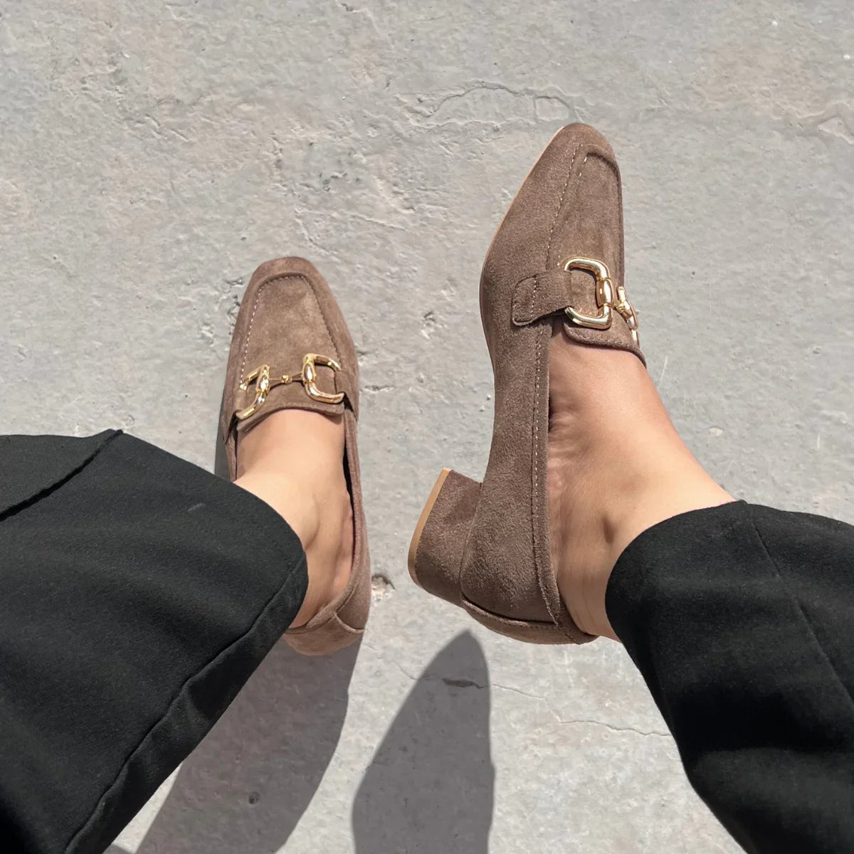 Escarpin à boucle en daim