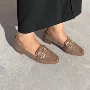 Escarpin à boucle en daim