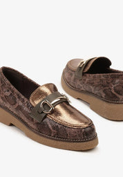 Mocassins décorés d'une tige en relief et d'une boucle