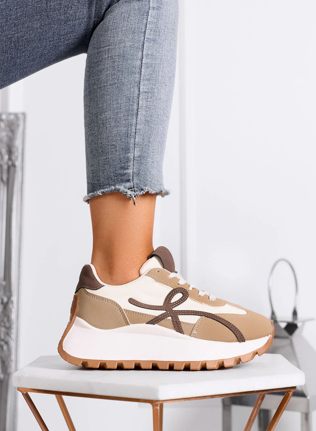 Baskets dorées avec détails marron et semelle épaisse